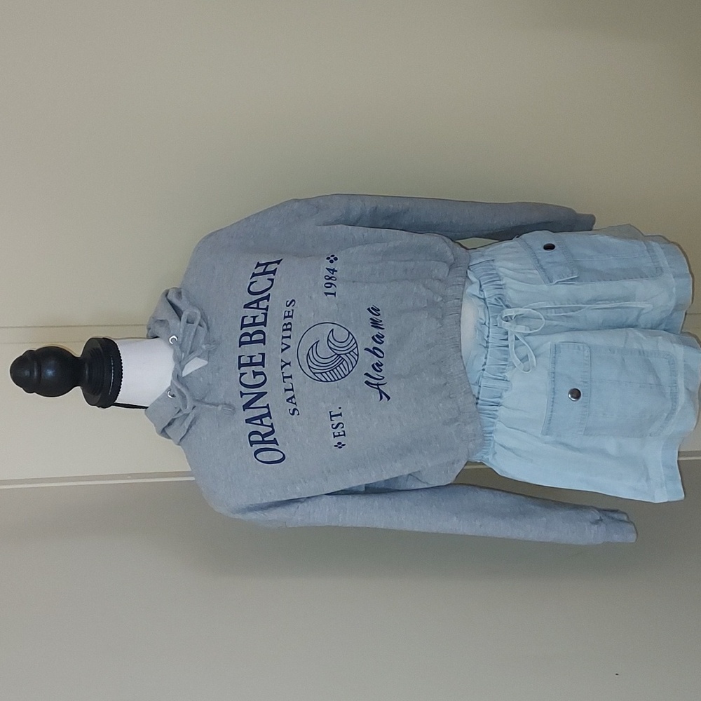 Alvin's Island Gray Sweater With Orange Beach Motif